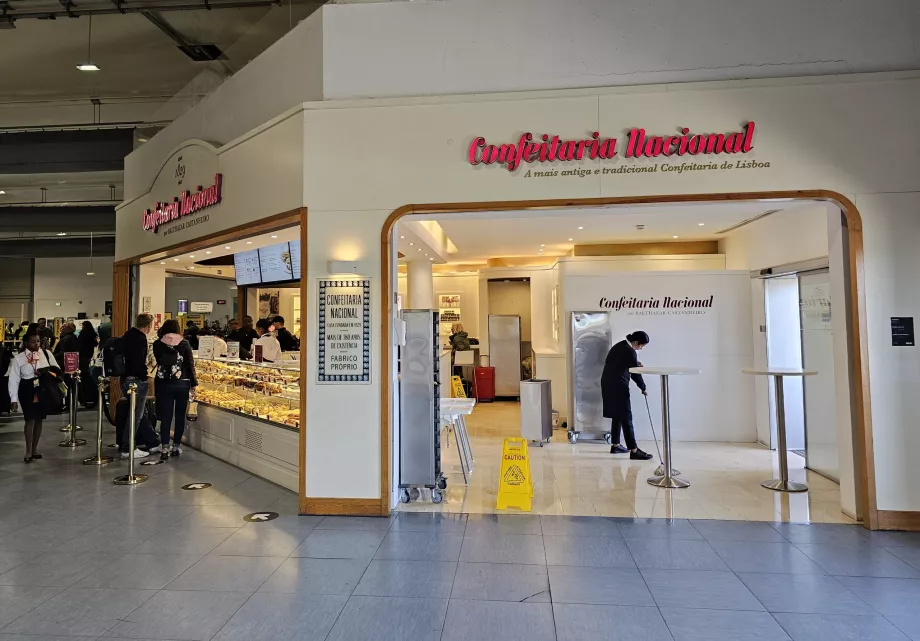 Terminal 2'nin ortak alanındaki tek kafe