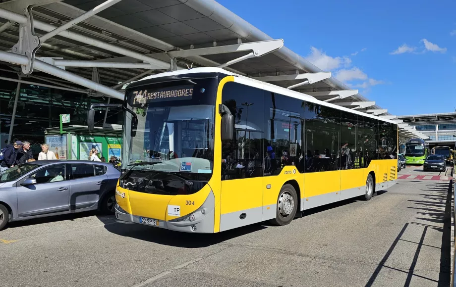 Lizbon'un merkezine giden şehir otobüsü