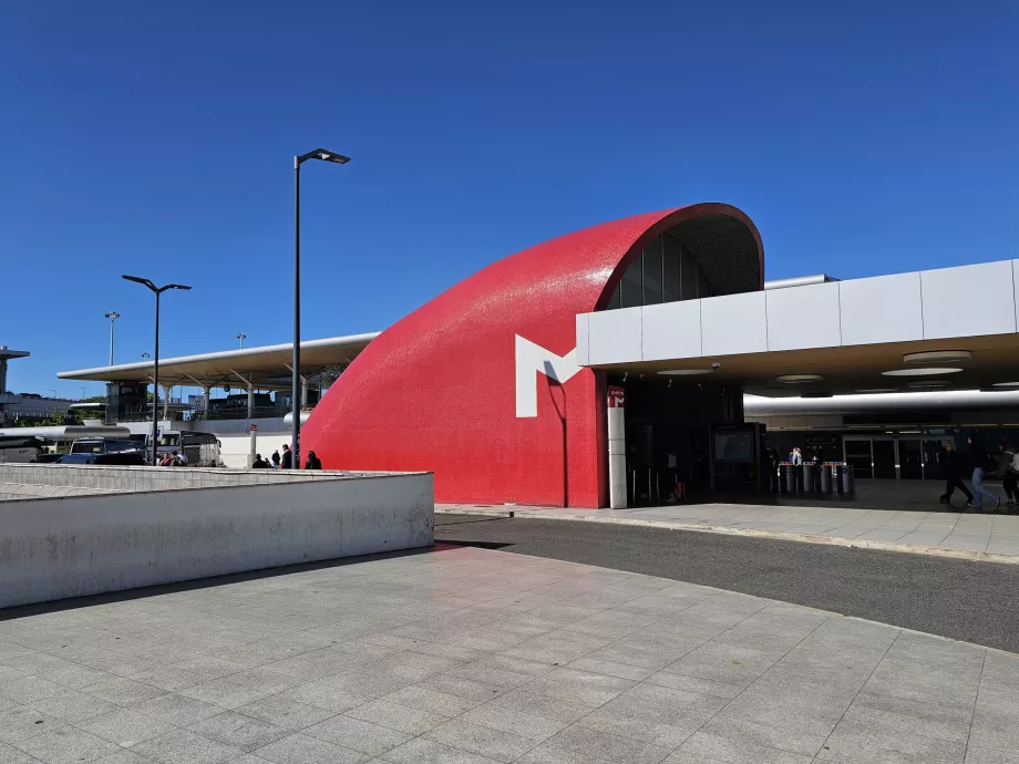 Terminal 1'in önündeki metro istasyonu