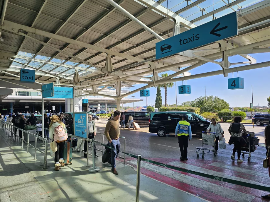 Terminal 1'in önündeki taksi durağı