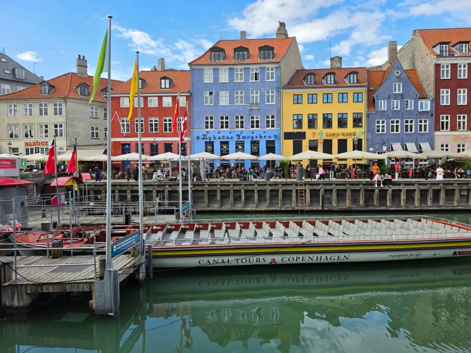 Nyhavn'da turistik tekne gezisi