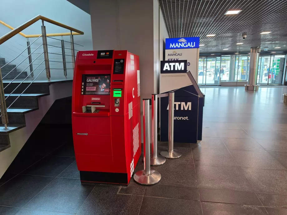 Geliş salonundaki ATM'ler