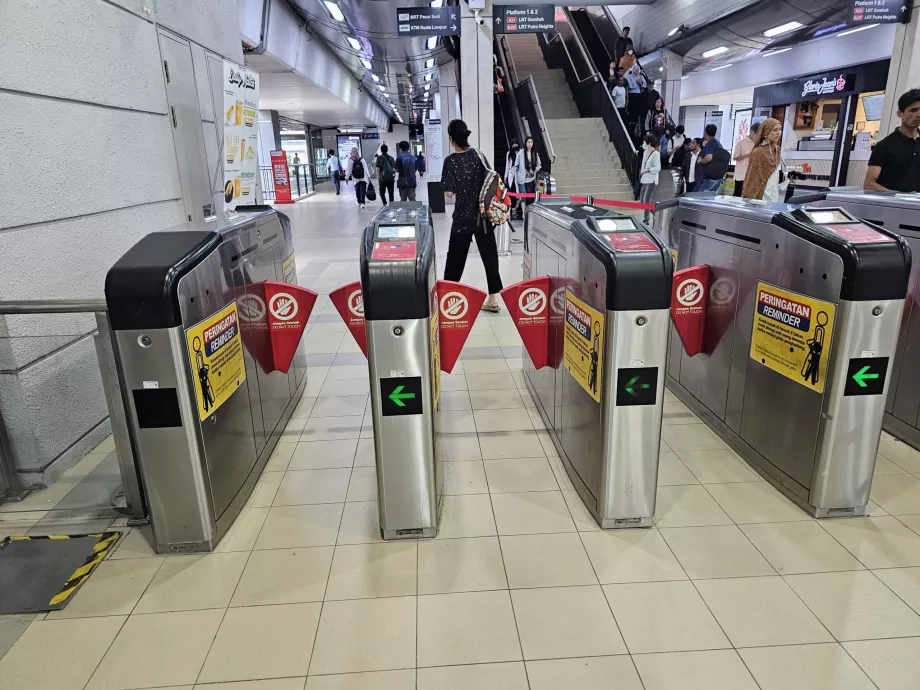 Metro girişindeki turnikeler