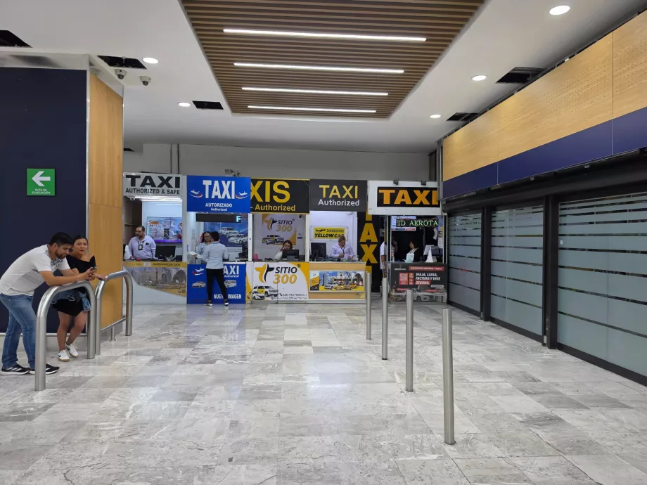 Geliş salonundaki taksi gişeleri