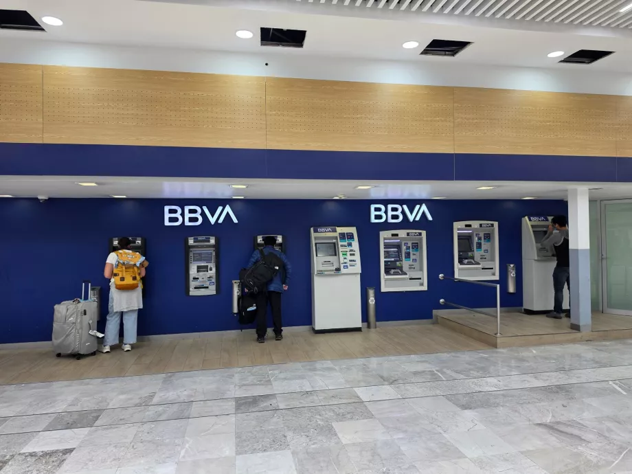 Geliş salonundaki ATM'ler