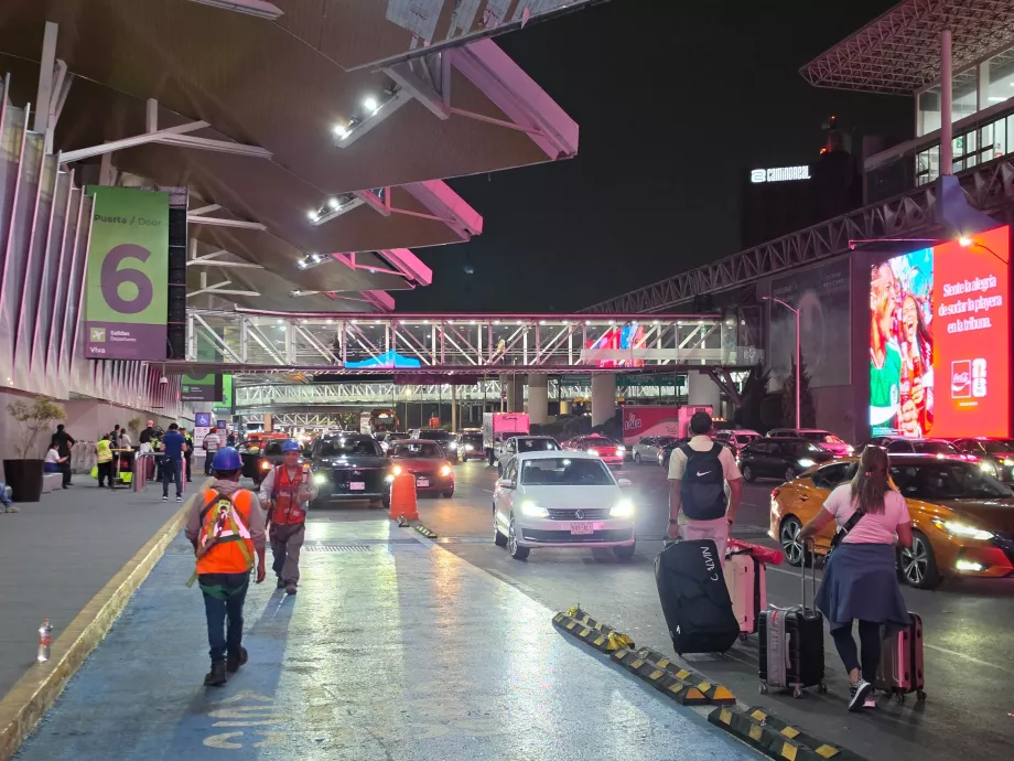 Terminal 1'in önündeki Uber alım noktası