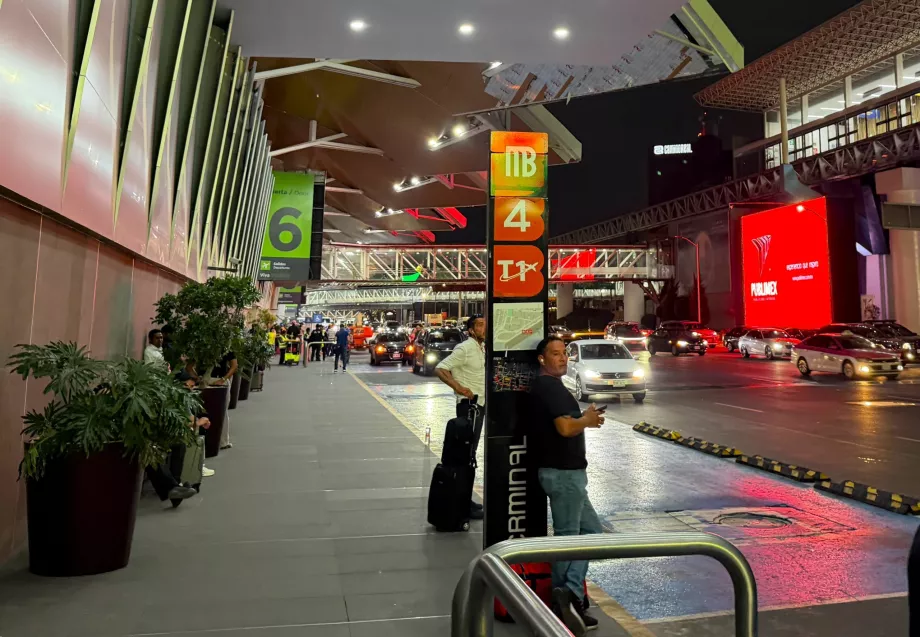 Şehir merkezine giden şehir içi otobüs durağı