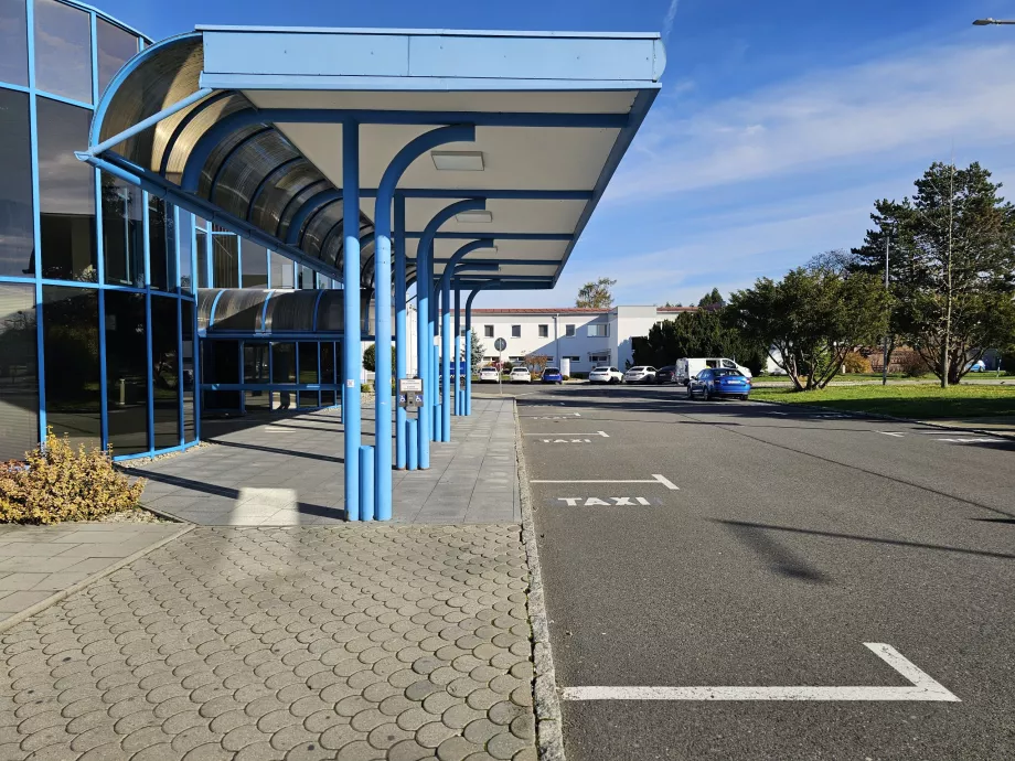 Varış salonunun önündeki taksi durağı