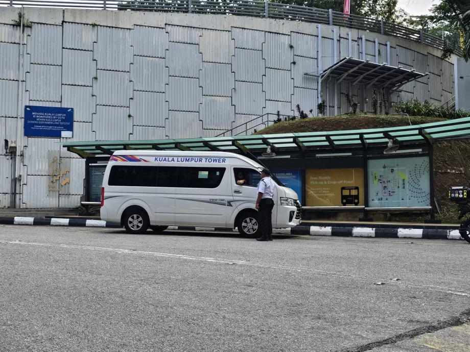 Menara Kulesi girişinden servis otobüsü