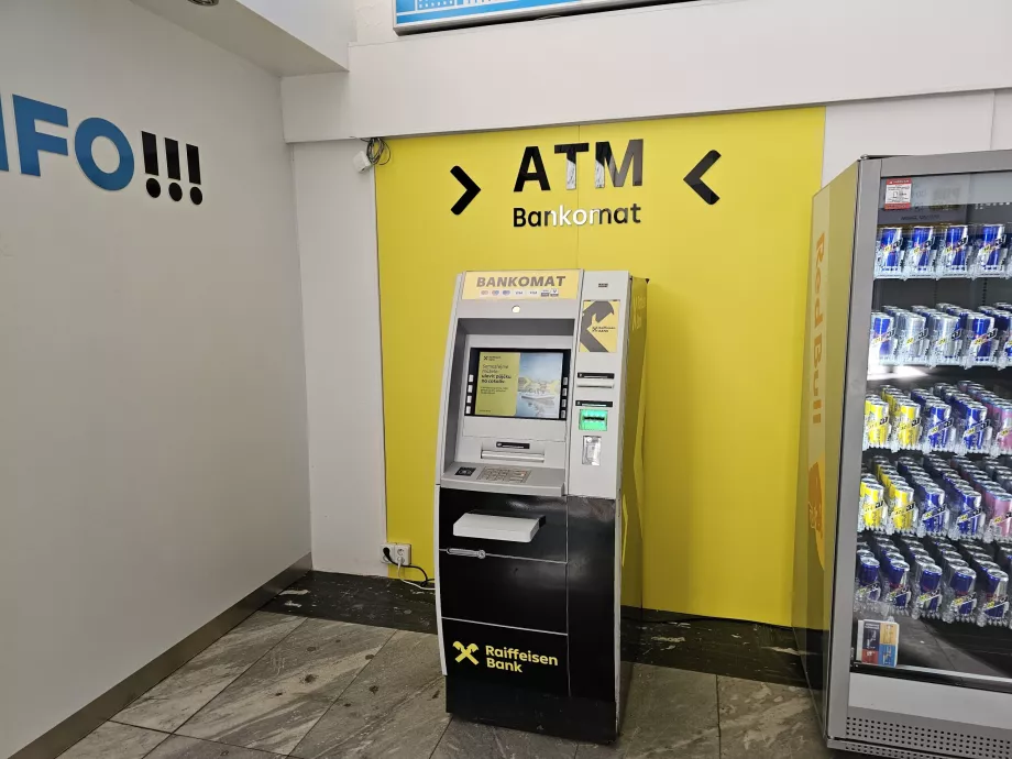 Gelen yolcu salonundaki ATM