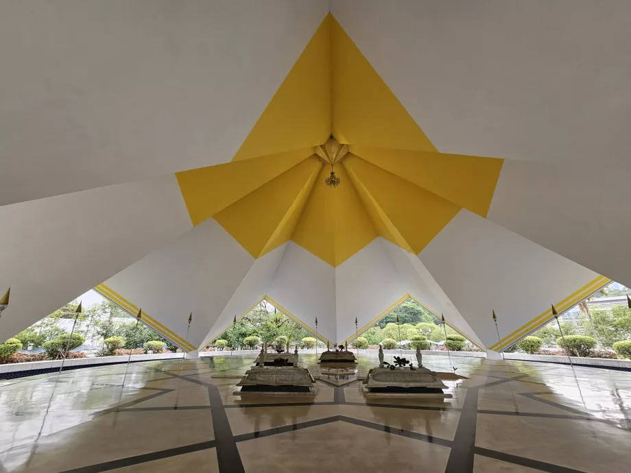Ulusal Cami, Makam Pahlawan Türbesi