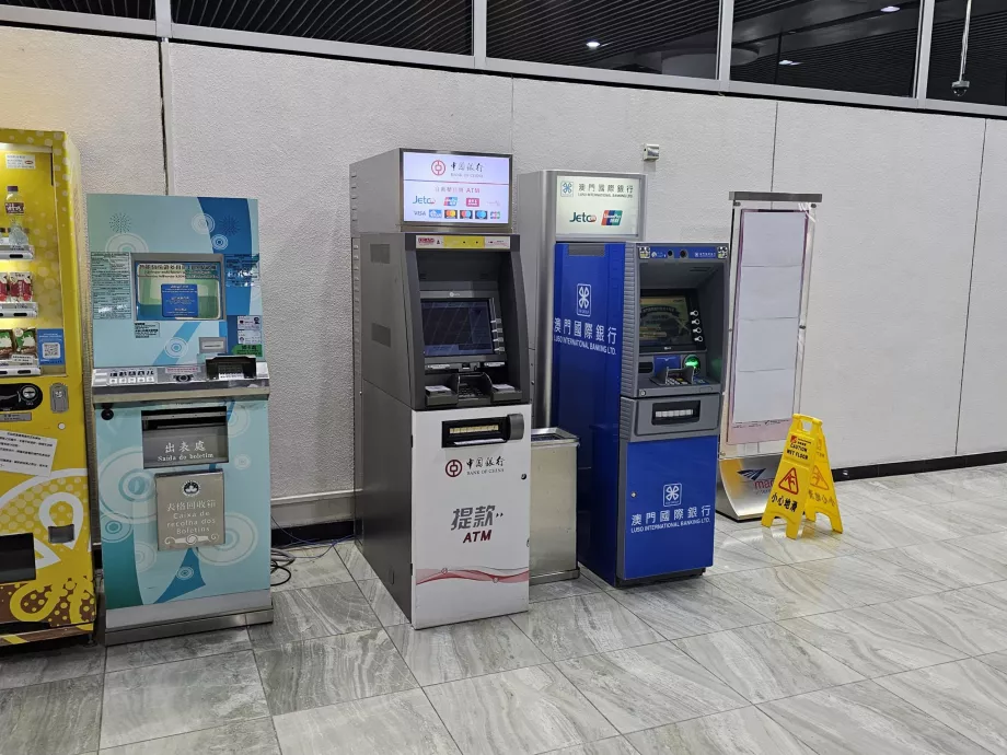 ATM'ler, gelen yolcu salonu