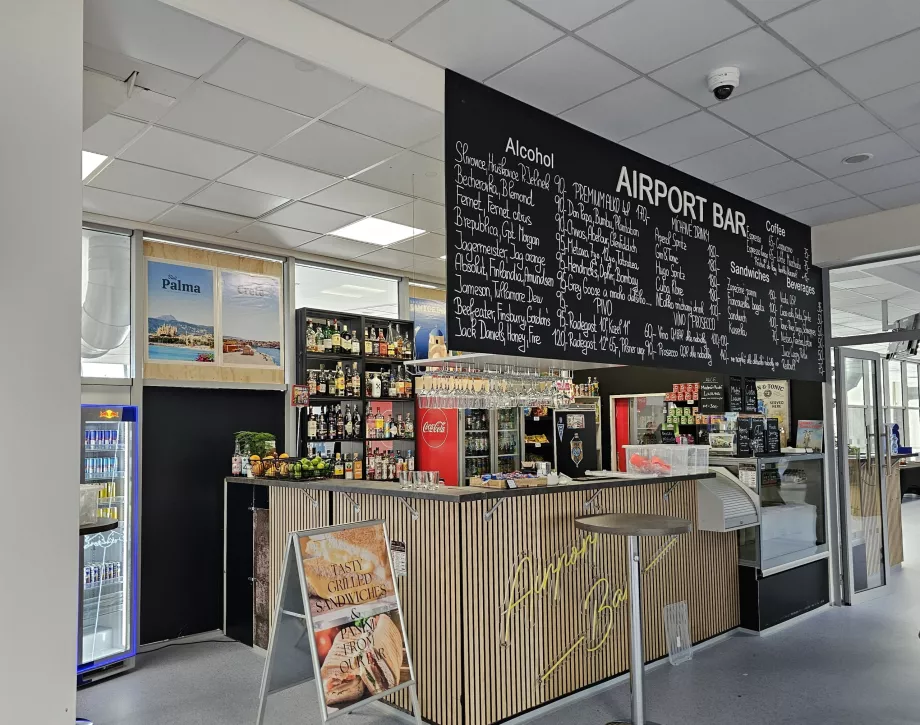 Güvenlik kontrolünden sonra havaalanı barı