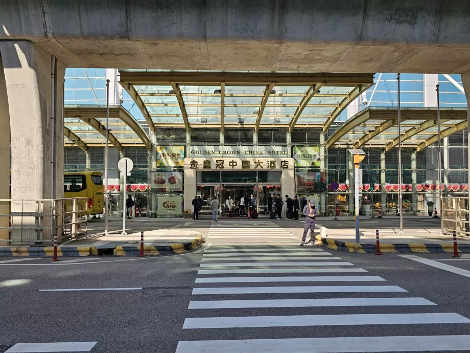 Havaalanı terminalinin hemen önünde otel