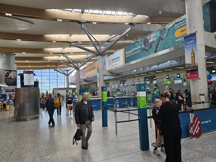 Gidiş salonundaki check-in masaları