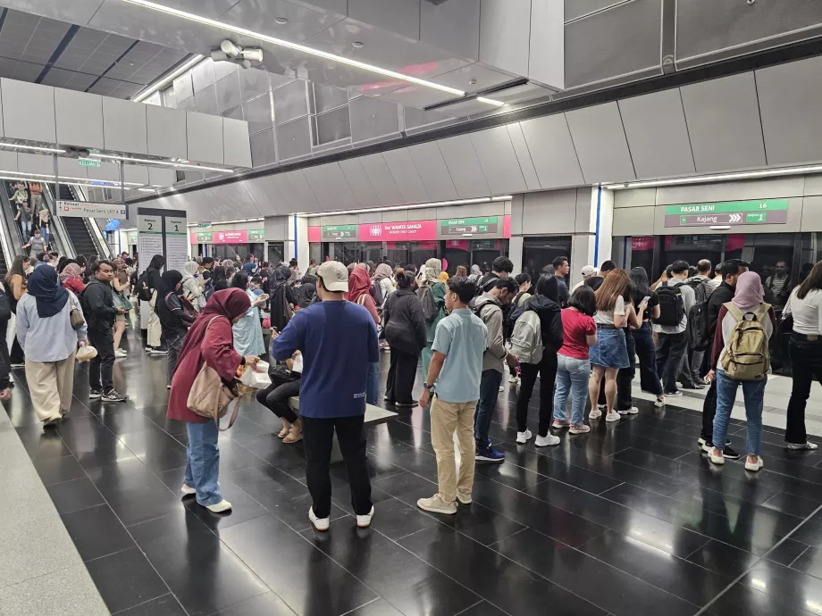 Yoğun saatlerde metro