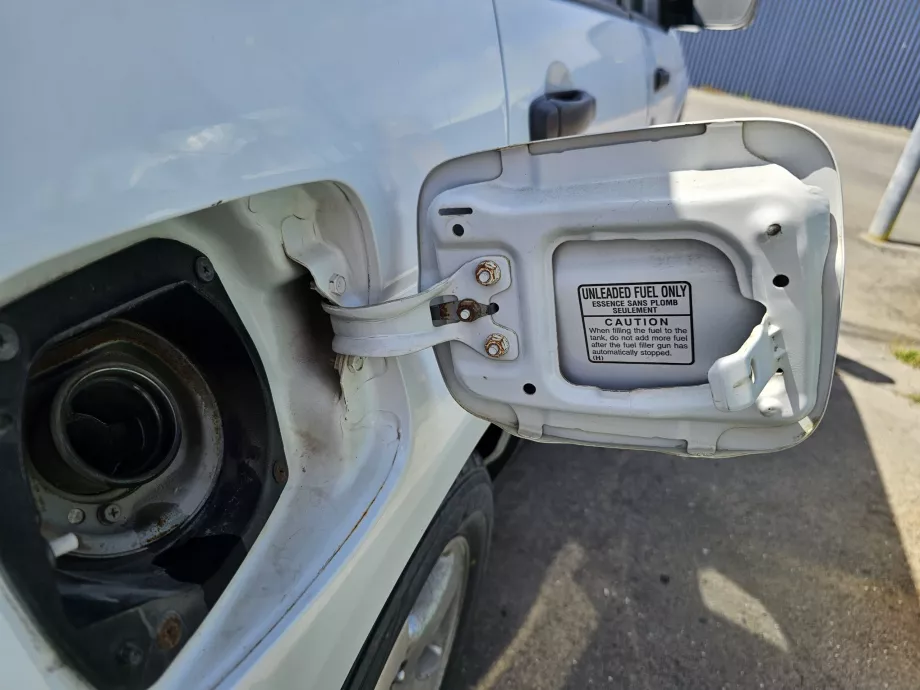 Depo kapağındaki benzin bilgileri