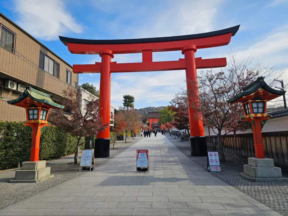 Tren istasyonlarından yaya giriş bölgesi