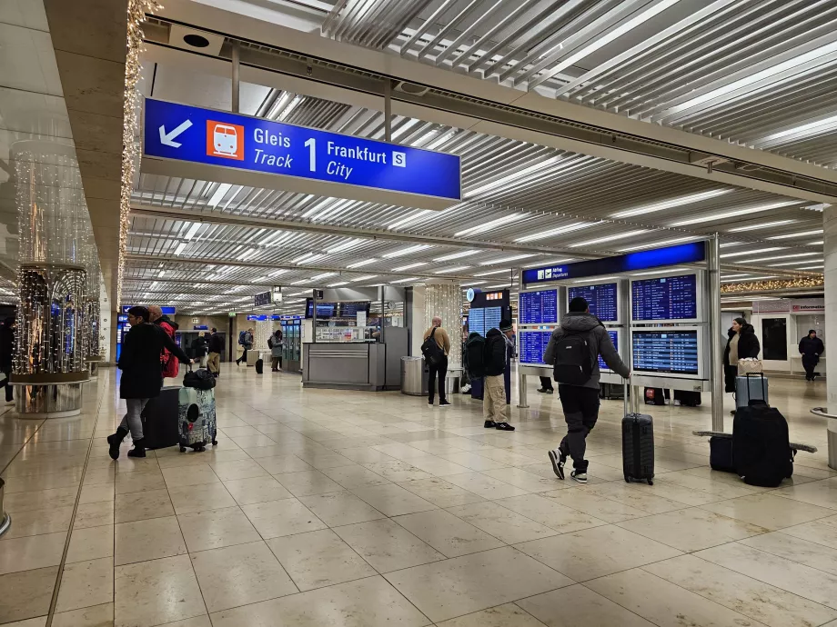 Tren istasyonu, FRA Havalimanı