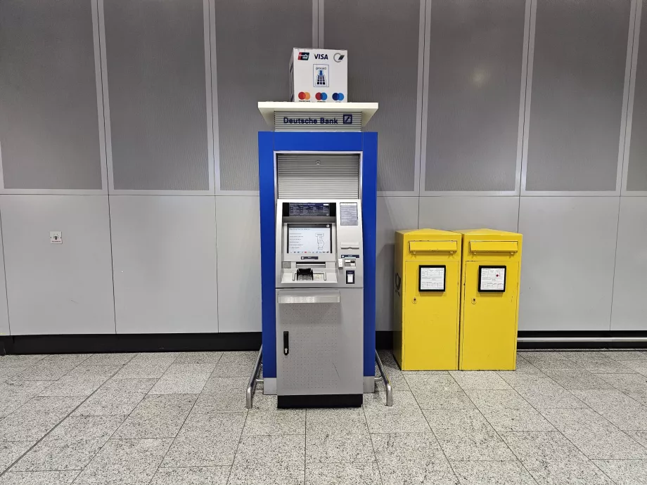Deutsche Bank ATM'si, varış salonu, Terminal 1