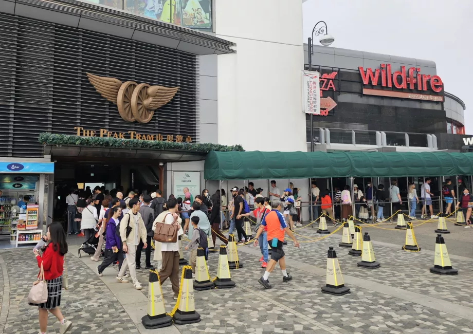 Üst istasyondaki bilet gişesi