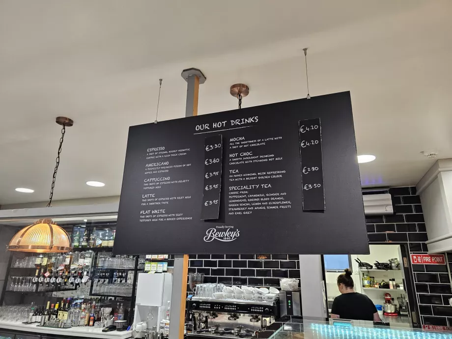 Havalimanı restoranında fiyatlar, halka açık bölüm