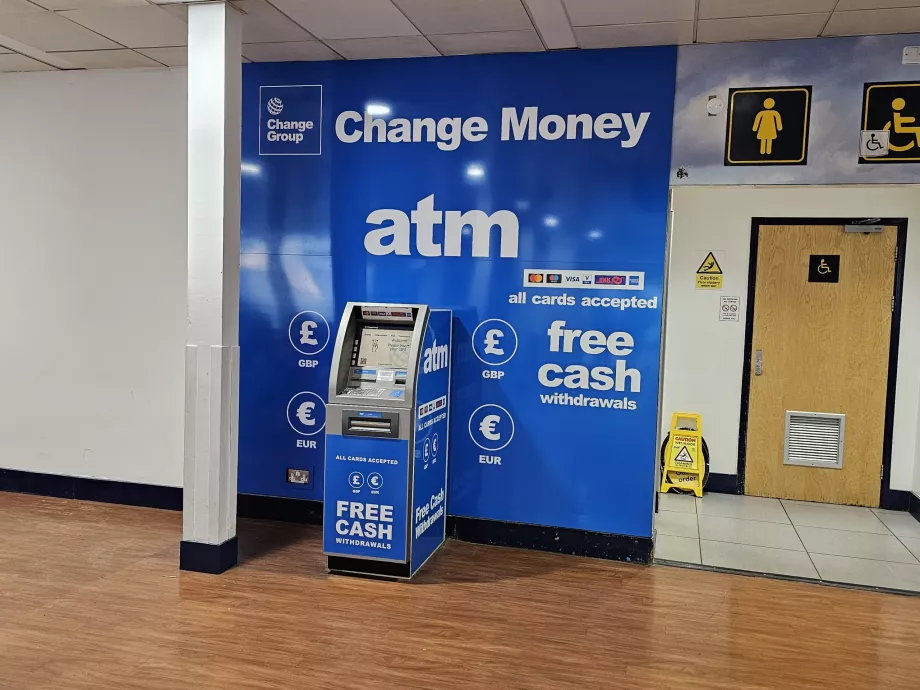 Gelen yolcu salonundaki ATM