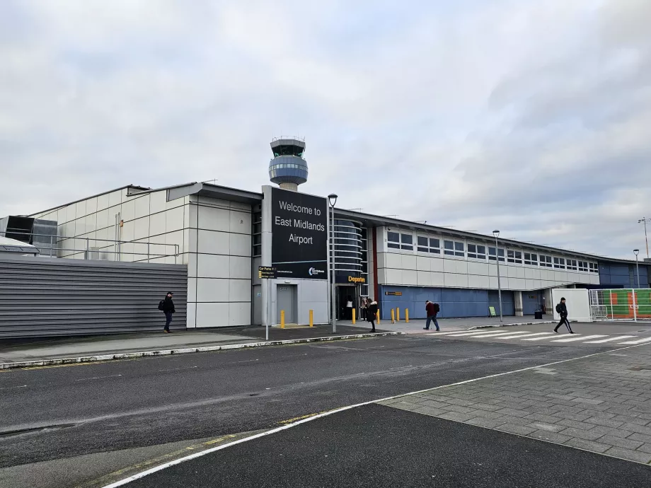 East Midlands Havalimanı kalkış salonu