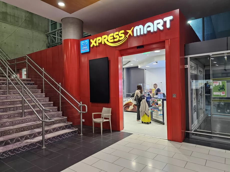 Gelen yolcu salonunda minimarket