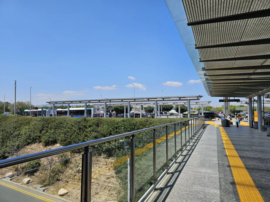 Otobüs duraklarına giden yol (solda)