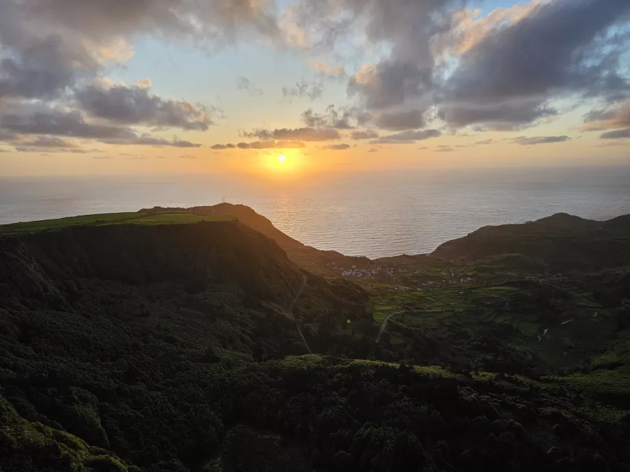 Miradouro Craviero Lopes'ten Fajazinha köyünün görünümü