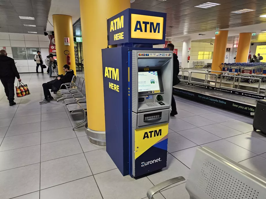 Gelen yolcu salonundaki Euronet ATM'si