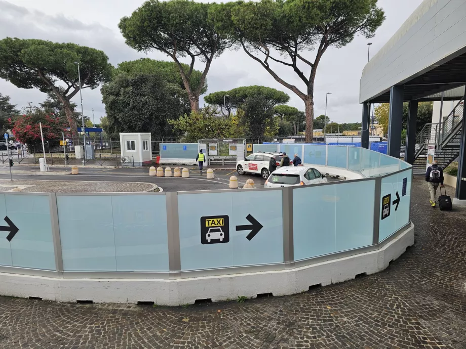 Varış salonunun önündeki taksi durağı