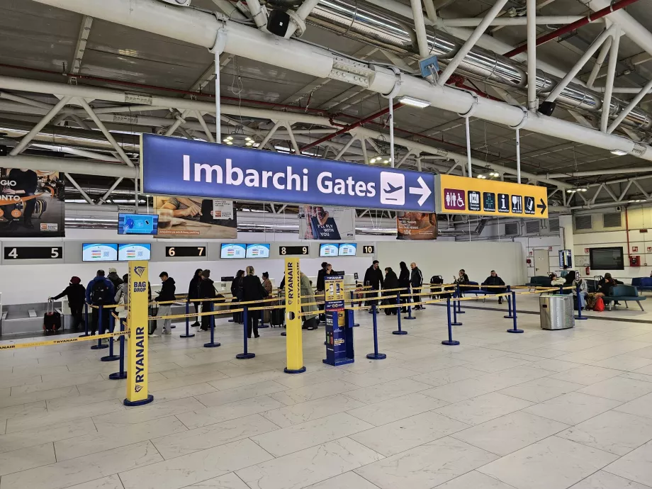 Check-in masaları ile gidiş salonu