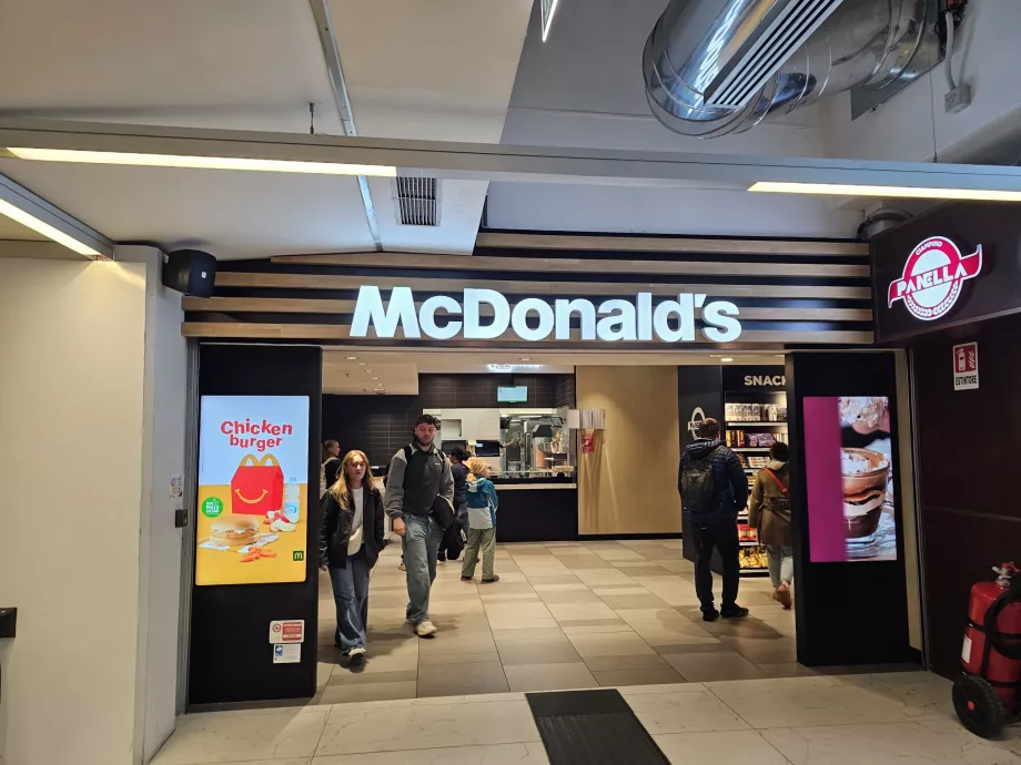 McDonald's kalkış salonunda, halka açık alanda