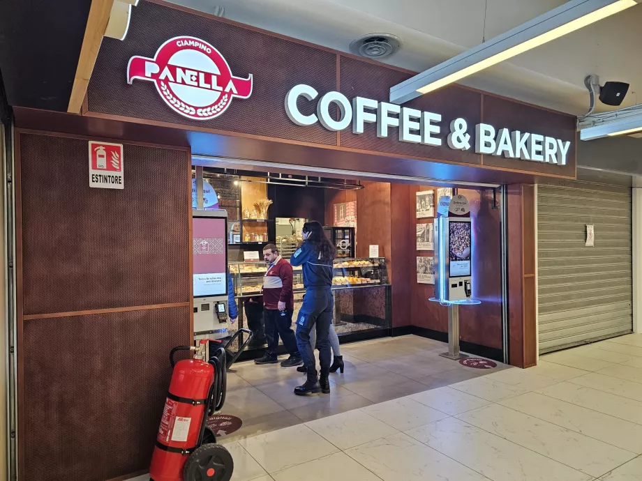 Gidiş salonundaki kafe, ortak alan