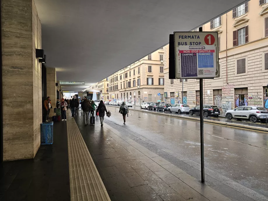 Ekspres otobüs Roma Termini istasyonunun önünde durur