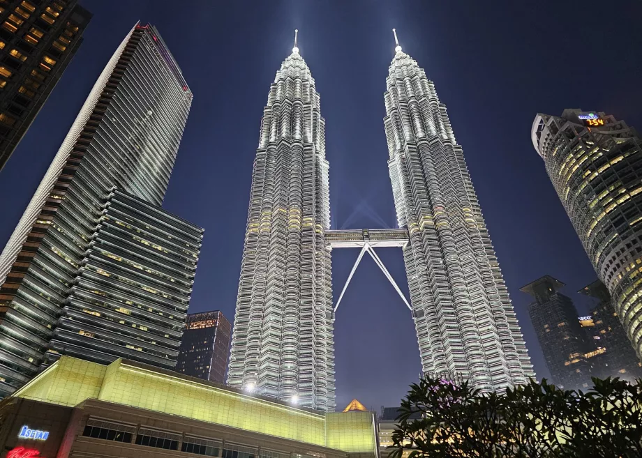 Petronas İkiz Kuleleri