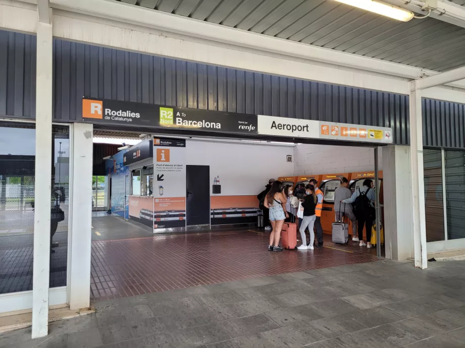 Terminal 2'deki istasyon girişi