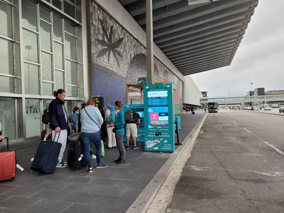 Aerobus Terminal 2'nin önünde durur