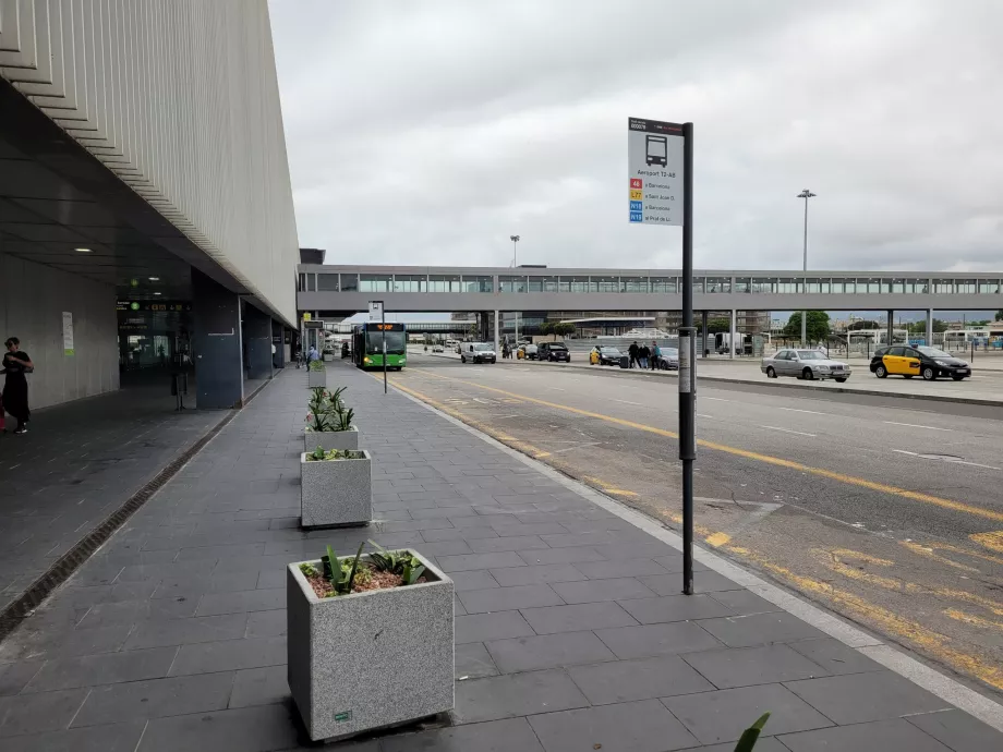 Terminal 2 önündeki 46 numaralı otobüs durağı