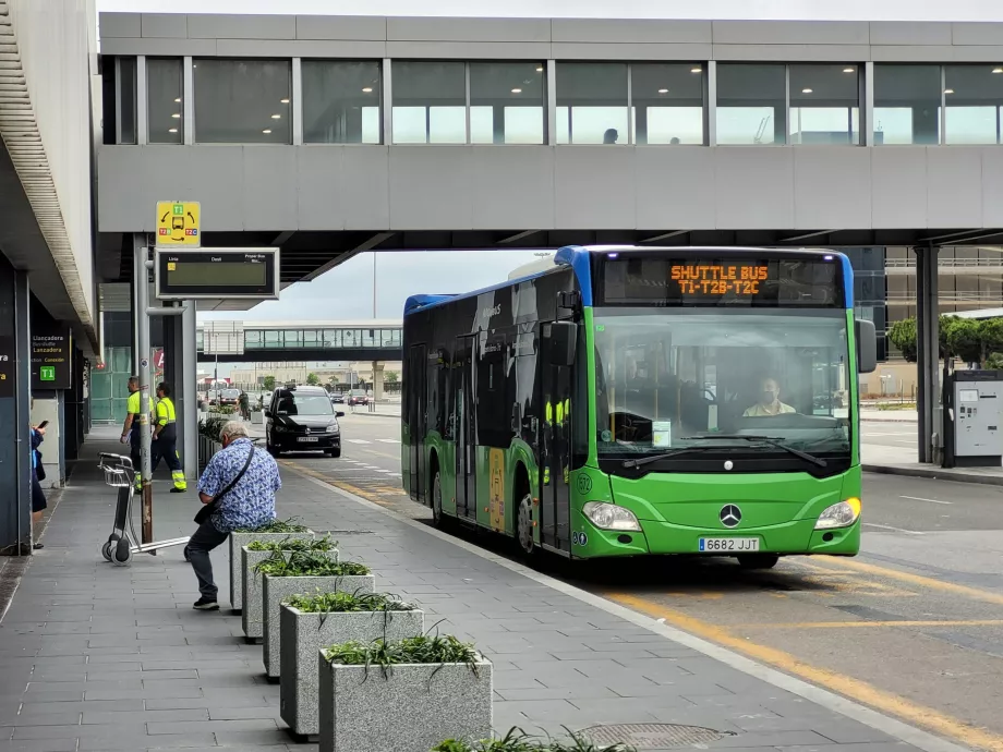 Terminaller arasında ücretsiz servis otobüsü
