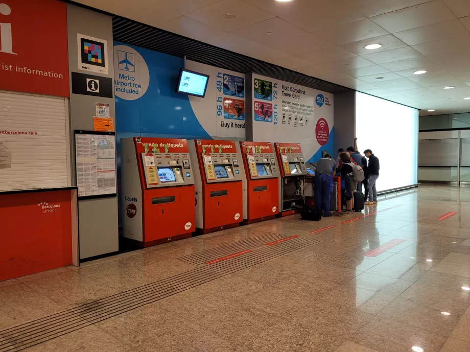 Metro girişindeki bilet makineleri