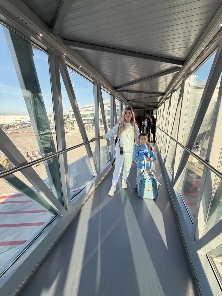 Köprüde yaşlı oğlu olan kadın