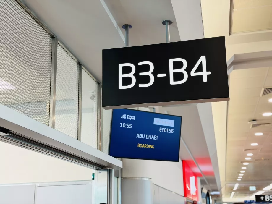 EY156 uçuşu için biniş kapısı