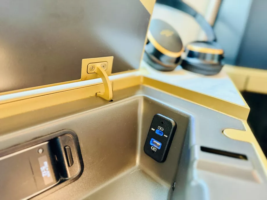 Şarj için USB-C ve USB-B soketleri