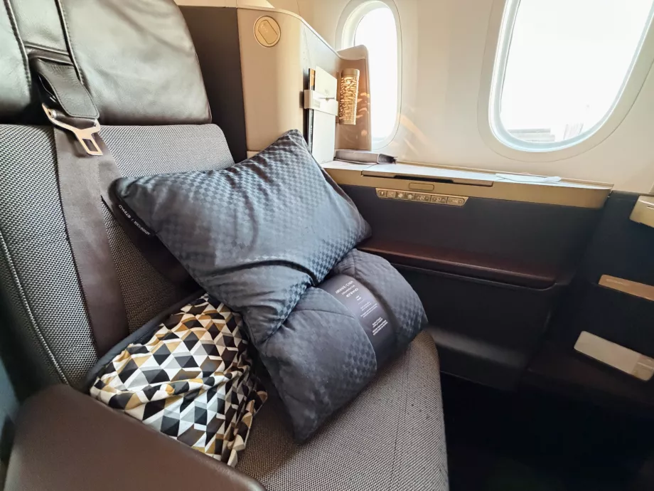 Armani sırt desteği, yastık ve battaniye