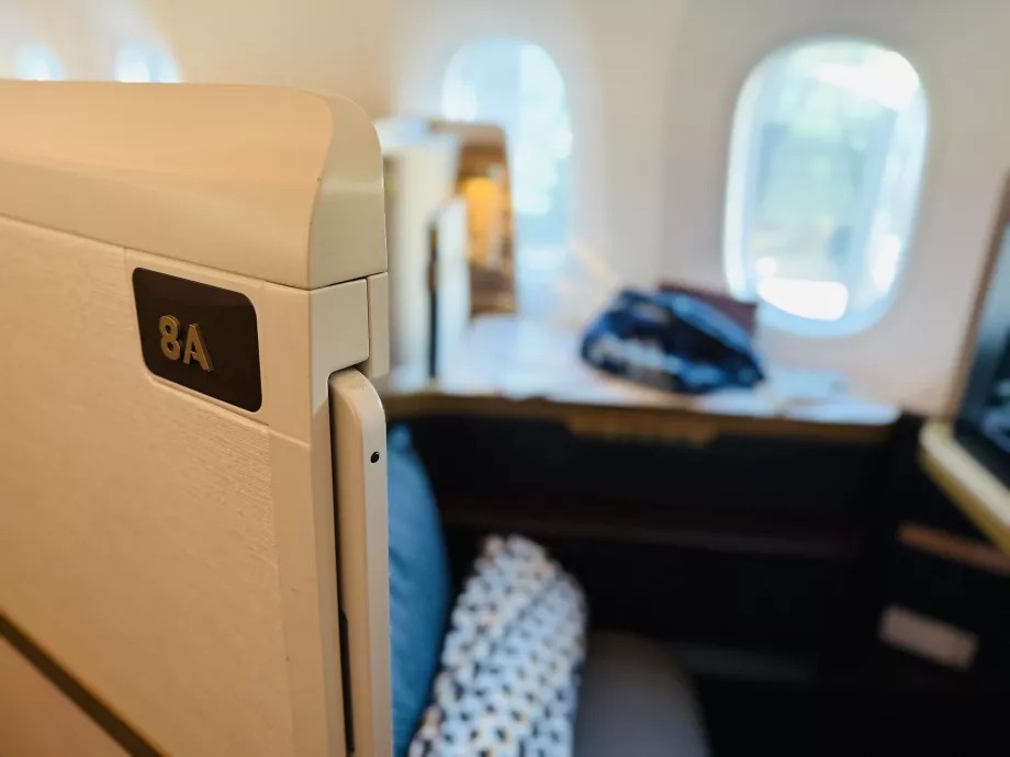 Koltuğum 8A, kapı detaylarıyla birlikte