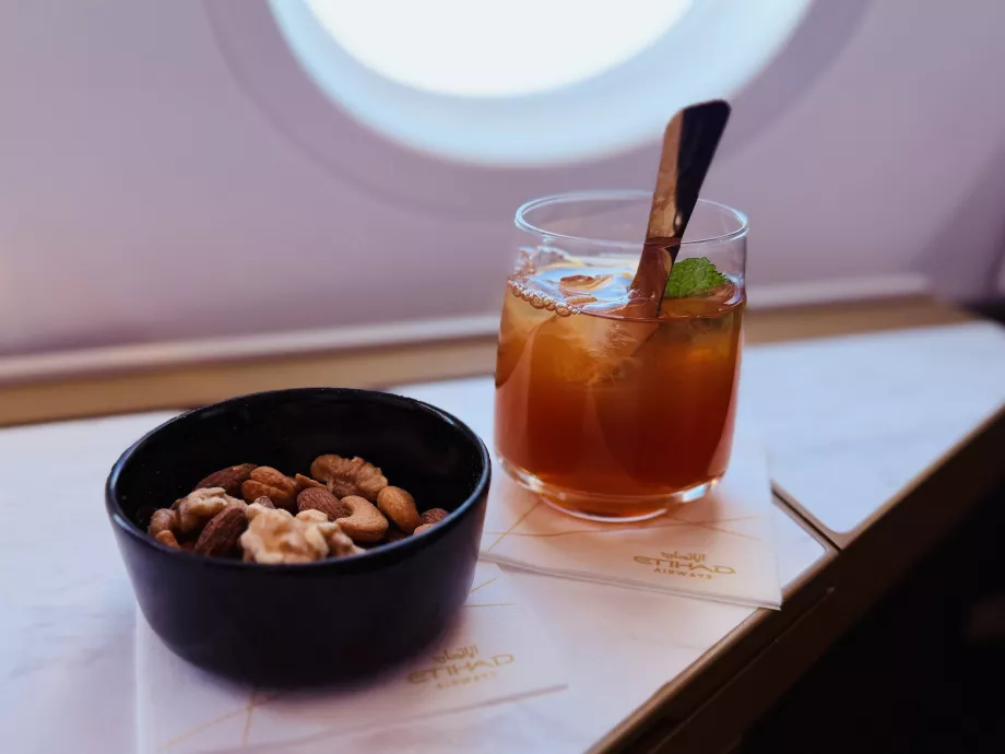 Isıtılmış fındık karışımı ve buzlu çay