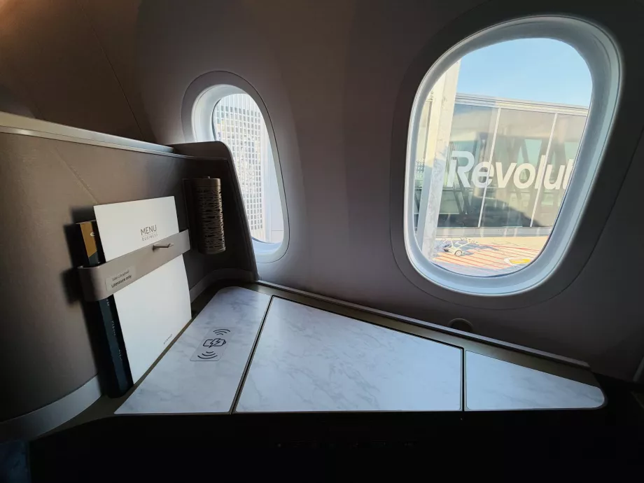 Katlanır masa ve kablosuz şarj